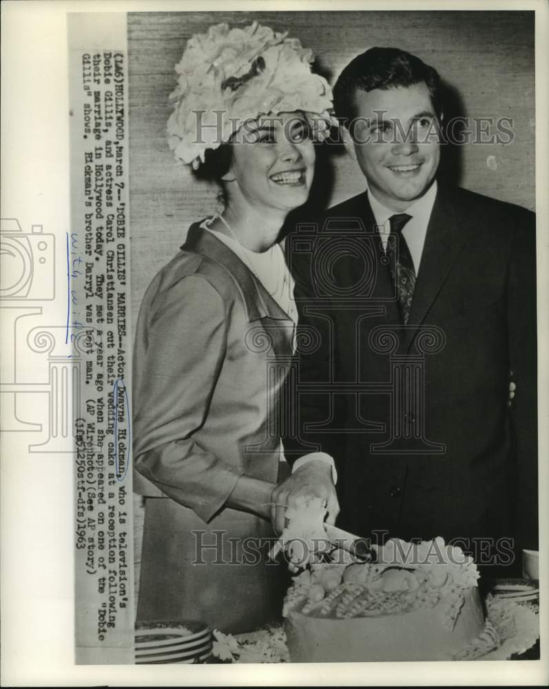 Load image into Gallery viewer, 1963 Press Photo Dwayne Hickman weds Carol Christiansen in Hollywood - nop33941
