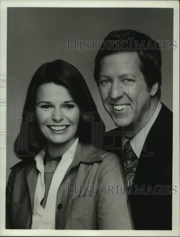 Load image into Gallery viewer, 1977 Press Photo Host David Hartman and Sandy Hill in "Good Morning America"
