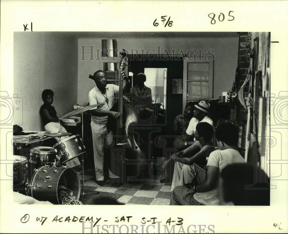 1979 Press Photo Milt Hinton with Academy of Arts, St. Bernard Avenue, Musicians