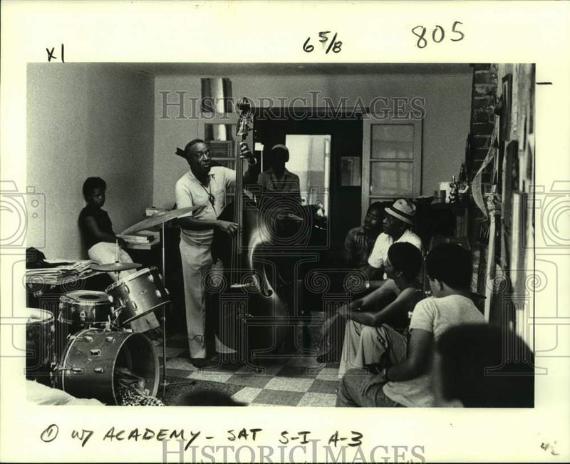 Load image into Gallery viewer, 1979 Press Photo Milt Hinton with Academy of Arts, St. Bernard Avenue, Musicians
