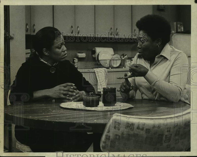 Load image into Gallery viewer, 1979 Press Photo Actresses Bebe Drake-Hooks, Esther Rolle in "Good Times" on CBS

