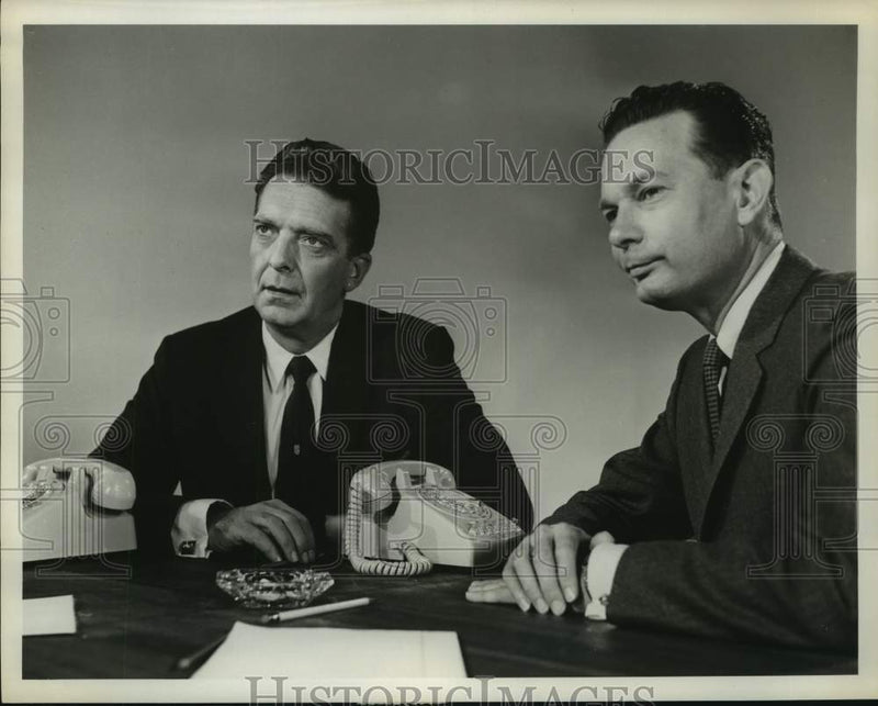 Load image into Gallery viewer, 1962 Press Photo Chet Huntley of NBC with guest - nop36419
