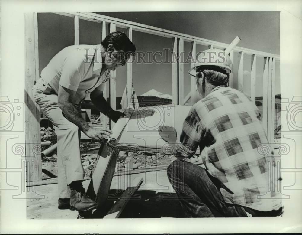 1971 Press Photo Newscaster Chet Huntley with construction worker - nop36421