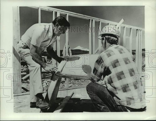 1971 Press Photo Newscaster Chet Huntley with construction worker - nop36421