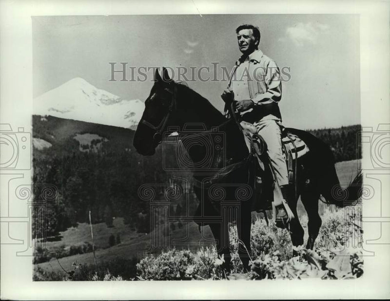 Load image into Gallery viewer, 1971 Press Photo Newscaster Chet Huntley rides horse - nop36422
