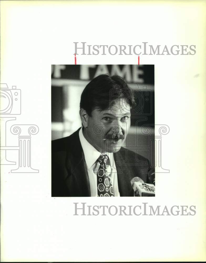 1992 Press Photo John Hill at Saints Hall of Fame ceremony induction, Kenner