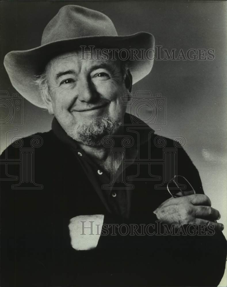 1977 Press Photo Australian author Thomas Keneally. - nop38189