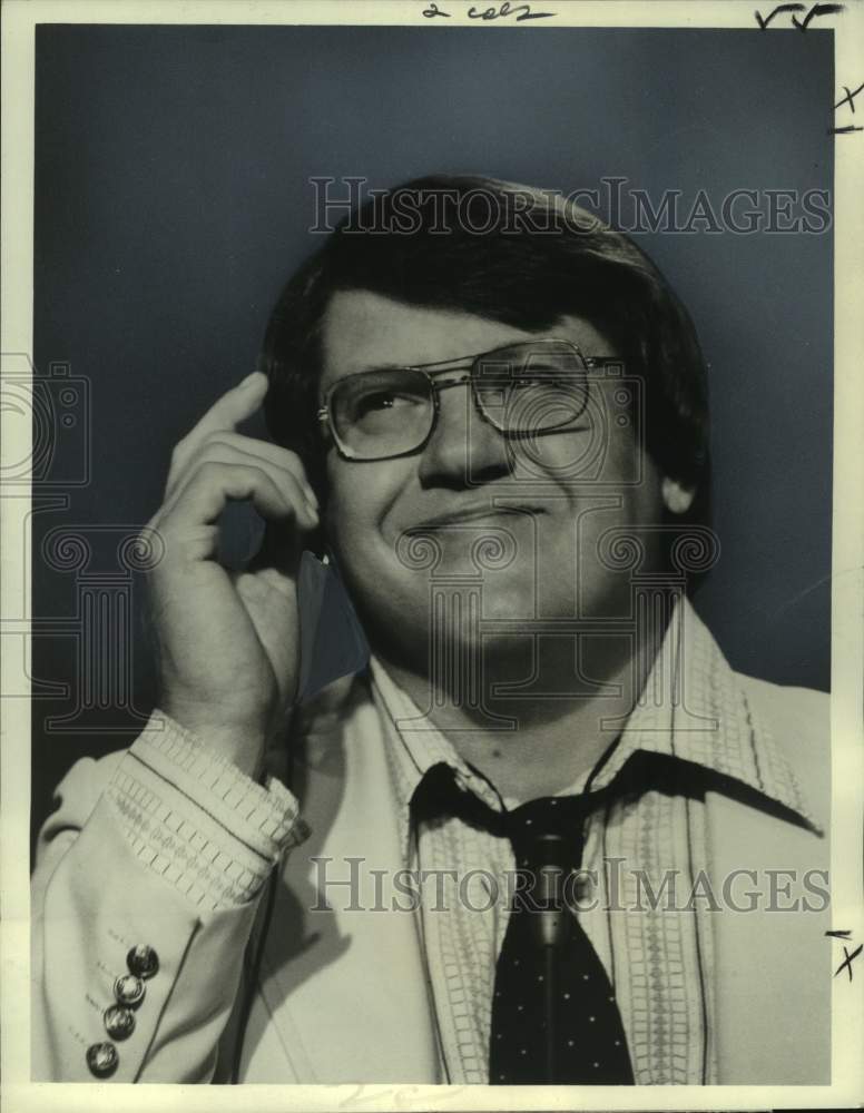 Load image into Gallery viewer, 1975 Press Photo Alex Karras, ABC Sports Commentator, NFL Football - nop38907
