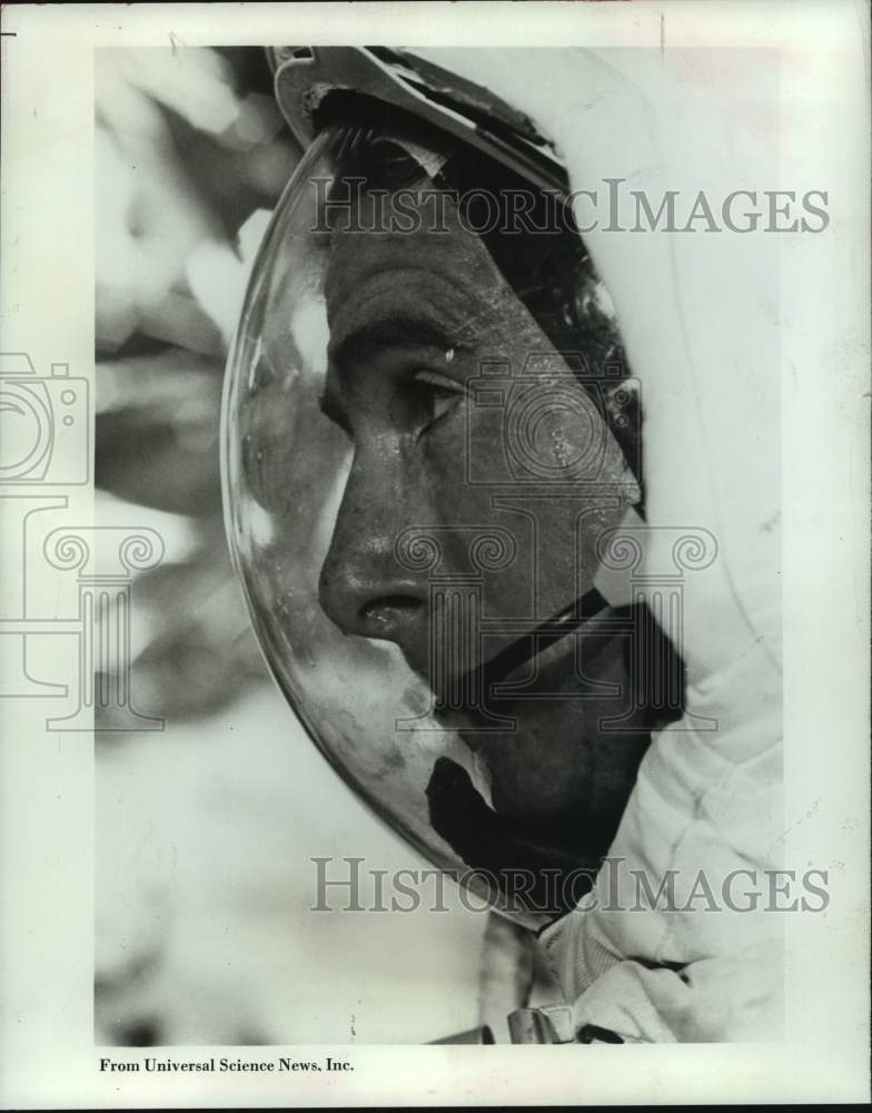 Load image into Gallery viewer, 1971 Press Photo Astronaut in his suit - nop39007
