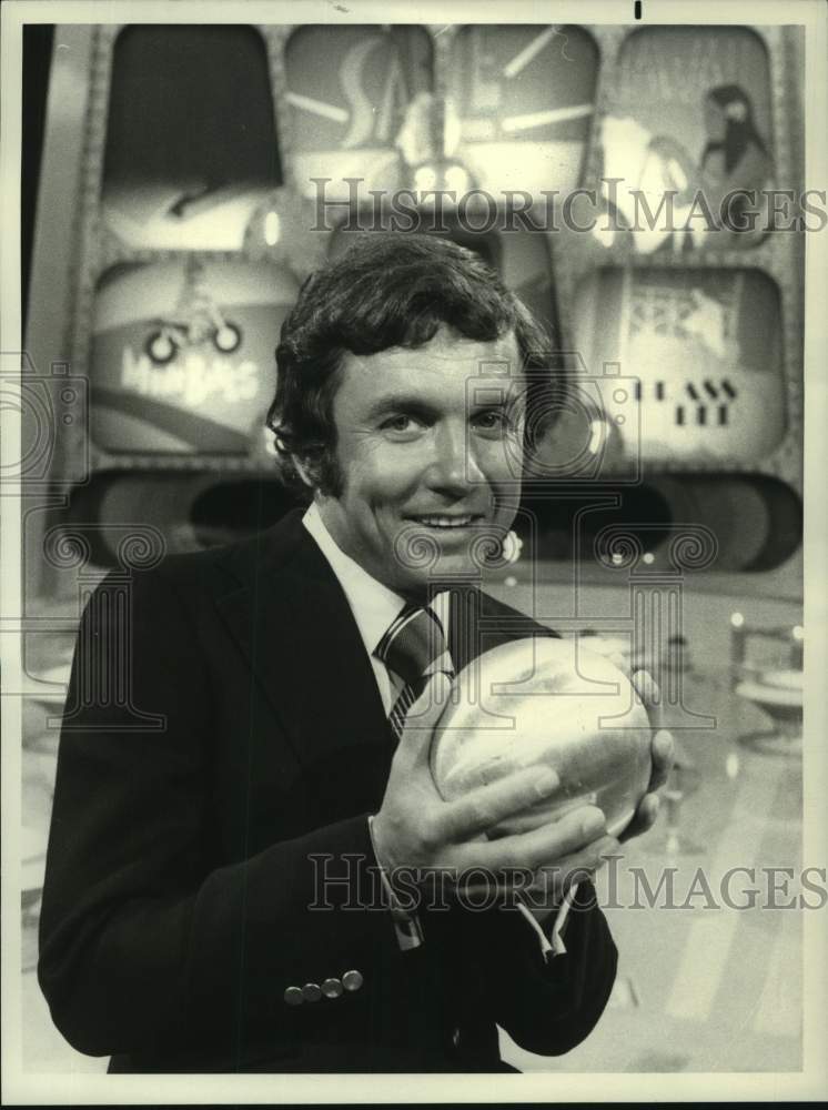 Load image into Gallery viewer, 1975 Press Photo Art James hosts "The Magnificent Marble Machine" on NBC
