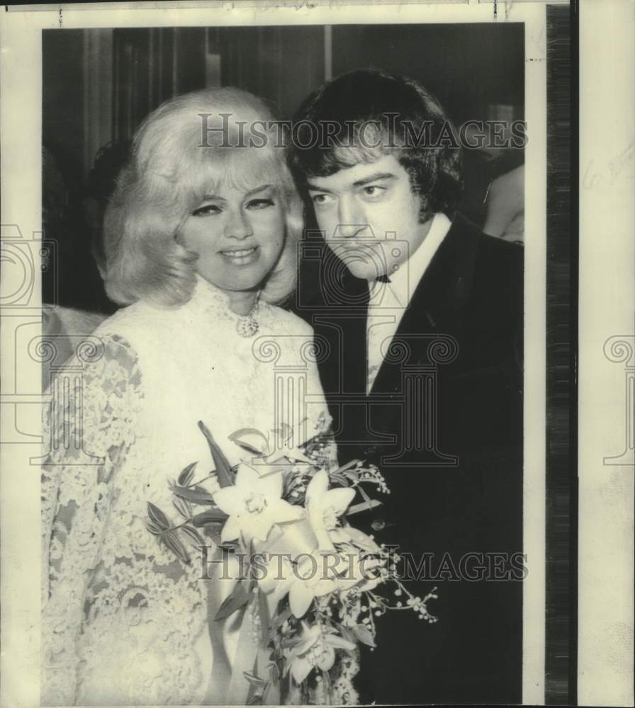 1968 Press Photo Actress Diana Dors weds Allan Lake at Caxton Hall in London