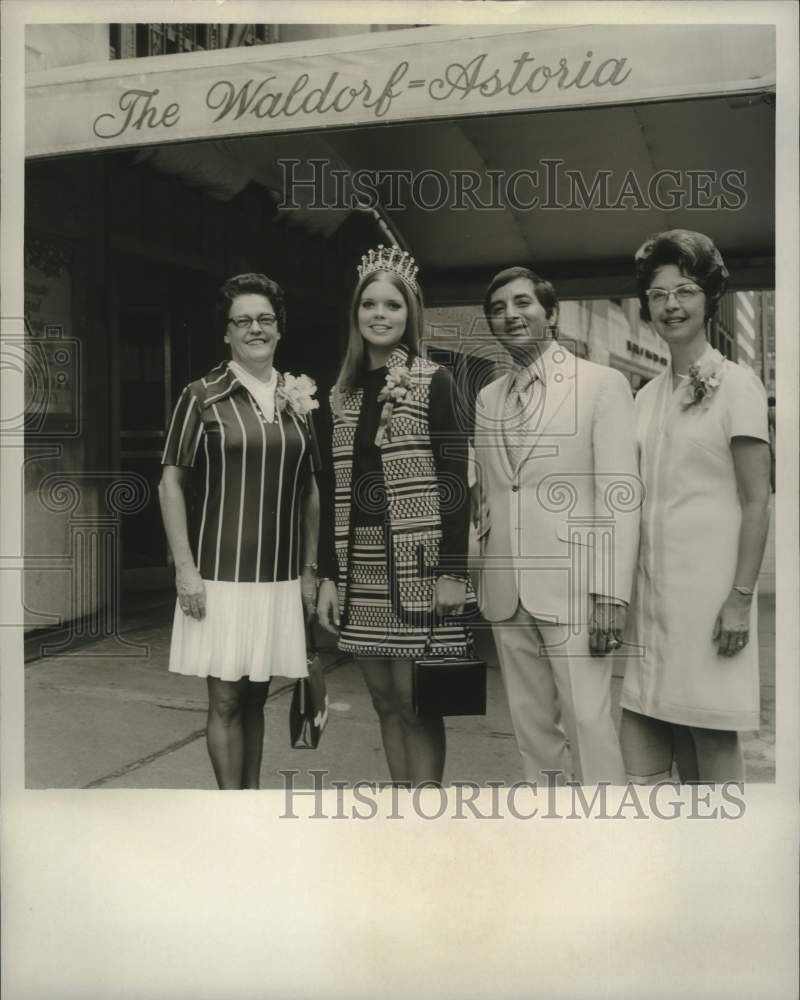 Load image into Gallery viewer, 1970 Press Photo Miss Joy Ann LeBlanc at Waldorf-Astoria with guests in New York
