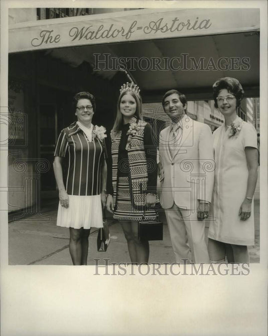 1970 Press Photo Miss Joy Ann LeBlanc at Waldorf-Astoria with guests in New York