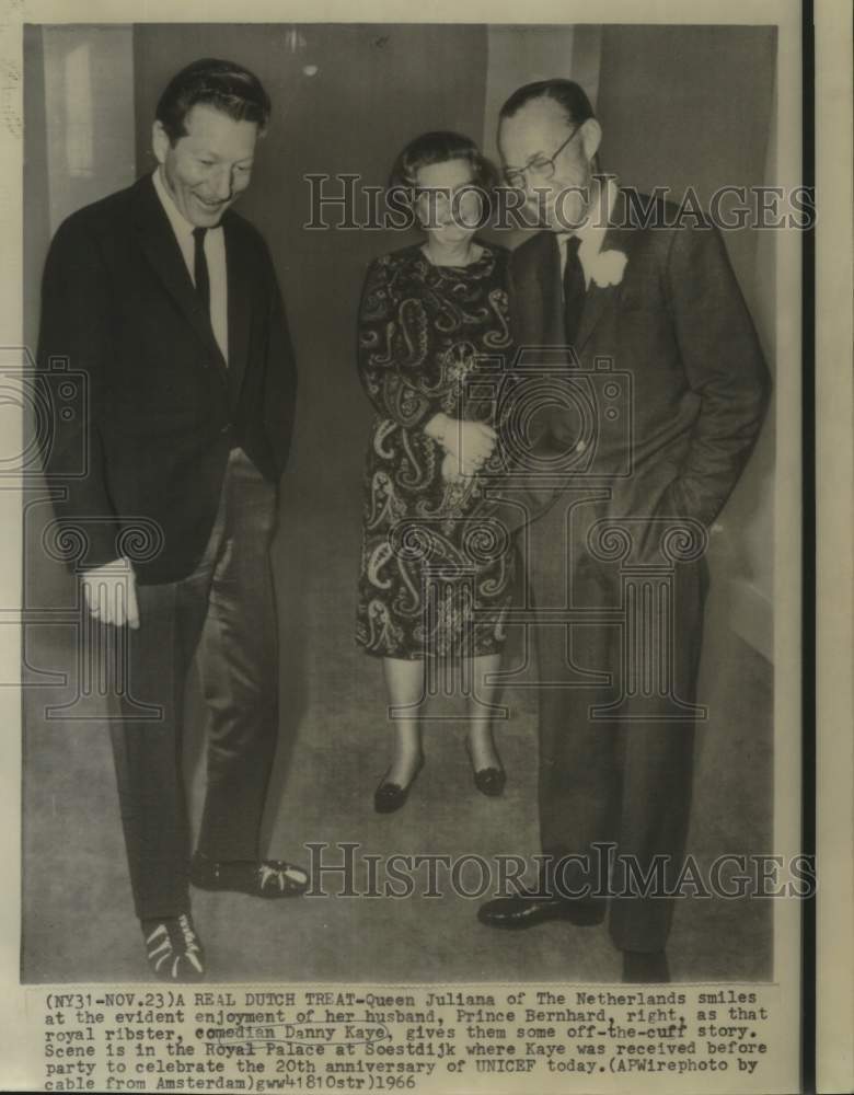 Load image into Gallery viewer, 1966 Press Photo Queen Juliana, Prince Bernhard of The Netherlands and Comedian
