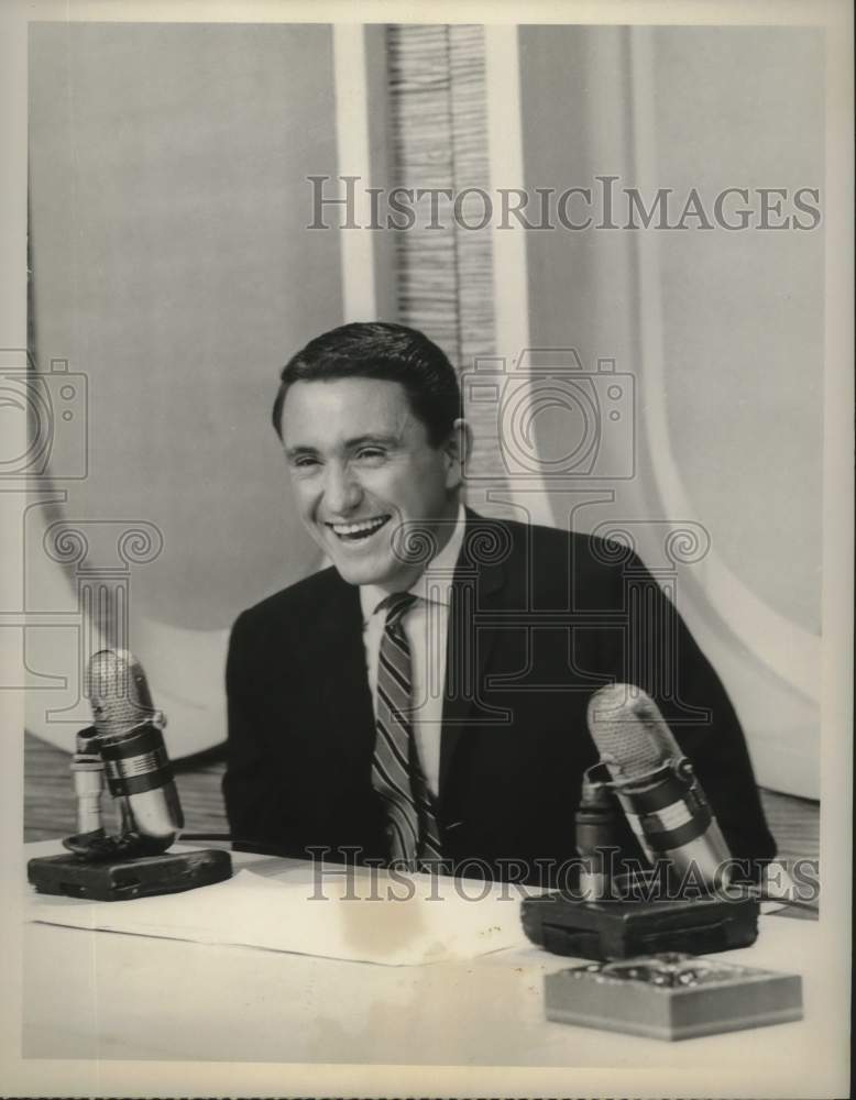 Load image into Gallery viewer, 1962 Press Photo Television host Merv Griffin - nop40930
