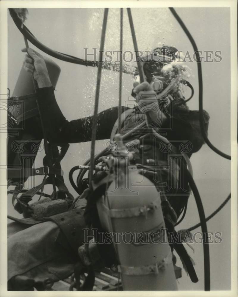 Press Photo Henderson decompressing at 50 feet after 335 foot dive - nop41046