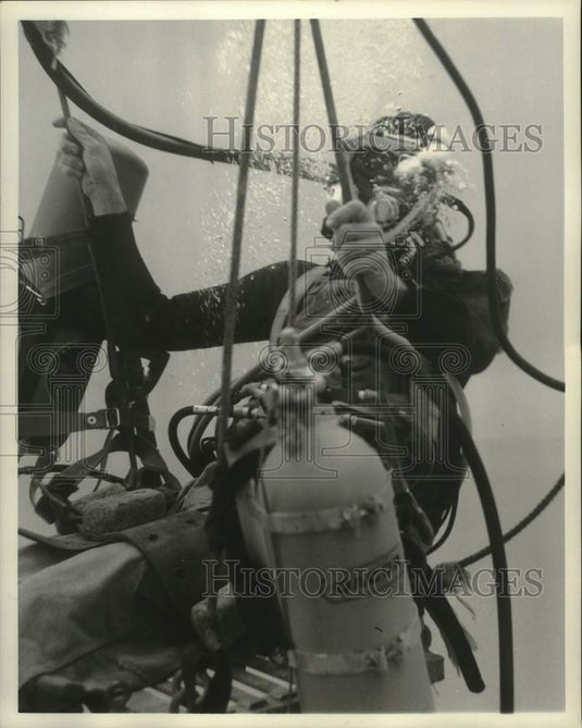 Press Photo Henderson decompressing at 50 feet after 335 foot dive - nop41046