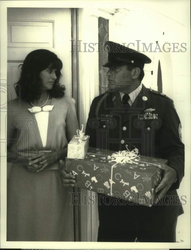 Load image into Gallery viewer, 1989 Press Photo Terence Knox and Penny Peyser starring in "Tour of Duty"
