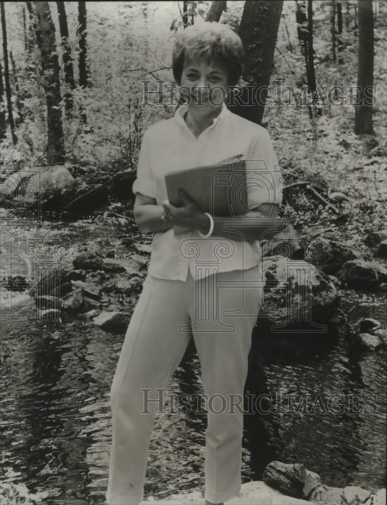 Load image into Gallery viewer, 1969 Press Photo Author Irene Kampen behind her home in Ridgefield, Connecticut
