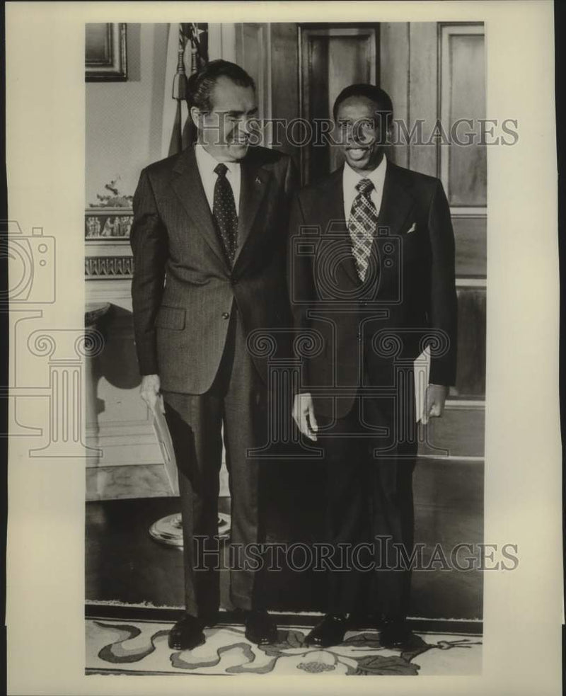 Load image into Gallery viewer, 1973 Press Photo President Richard M. Nixon and Livingston B. Johnson of Bahamas
