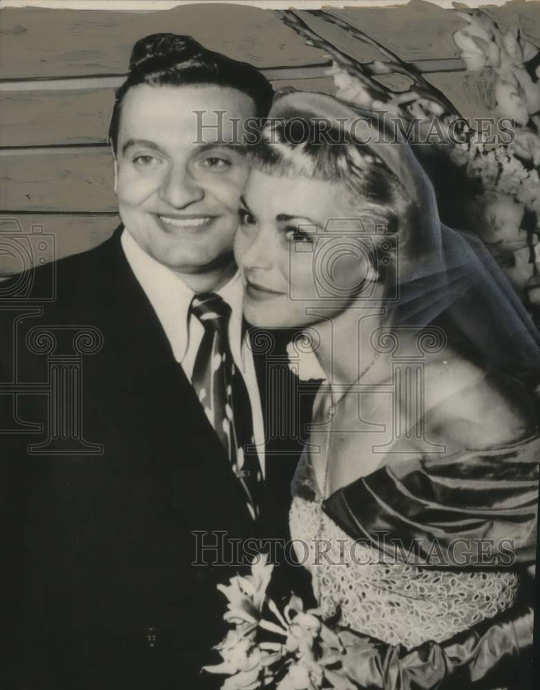 Load image into Gallery viewer, 1950 Press Photo Singer Frankie Laine marries Actress Nan Grey in California
