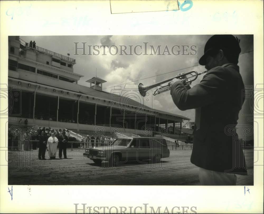 1989 Press Photo Fairground Bugler, Wes Mix, plays to hearse of Allen Lacombe- Historic Images