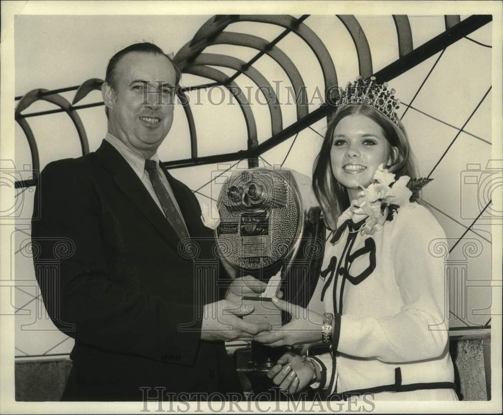 1970 Press Photo Joy Ann LeBlanc, Daniel J. Howe, Jr. at Empire State Building