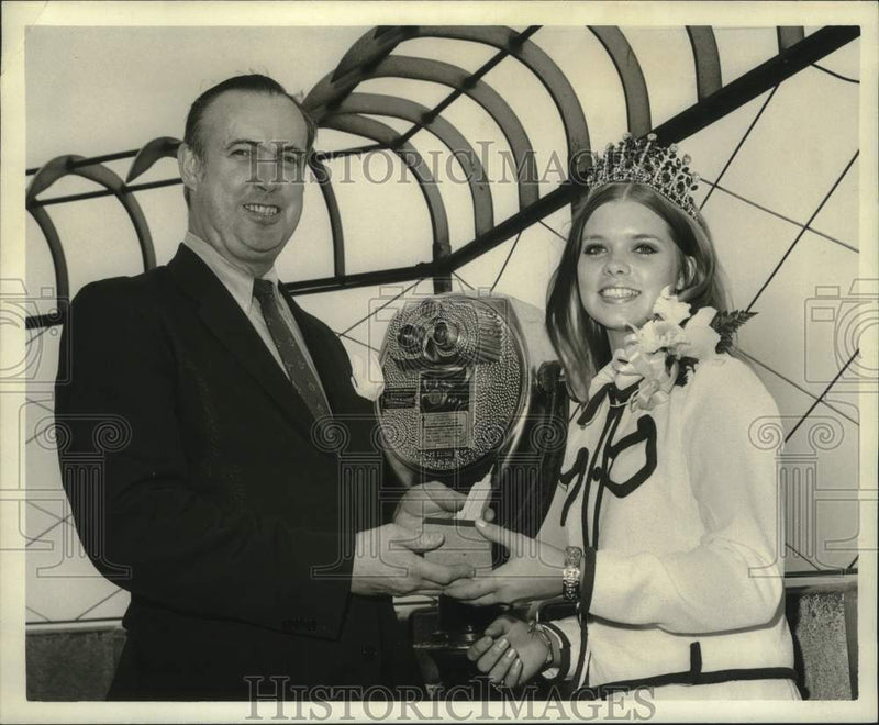 Load image into Gallery viewer, 1970 Press Photo Joy Ann LeBlanc, Daniel J. Howe, Jr. at Empire State Building
