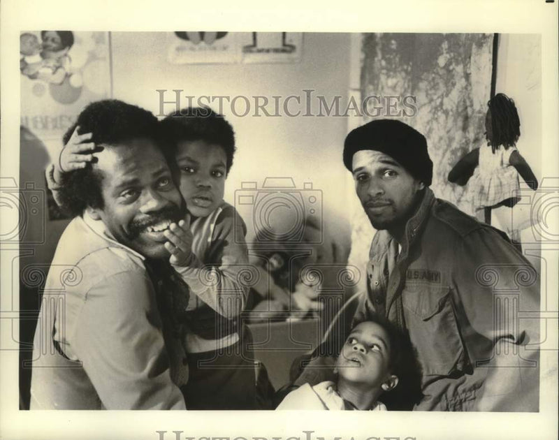 Load image into Gallery viewer, 1979 Press Photo Actors in "Footsteps," A Public Television series on parenting
