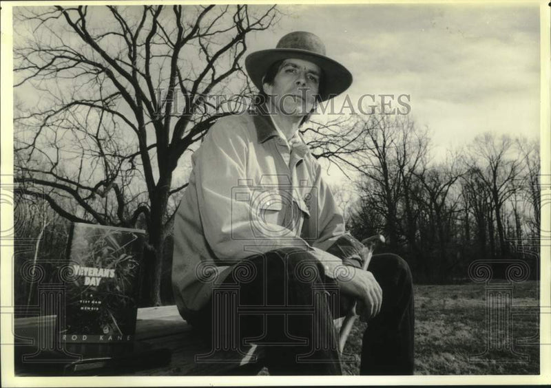 Load image into Gallery viewer, 1990 Press Photo Rod Kane, author of "Veteran's Day" - nop41618
