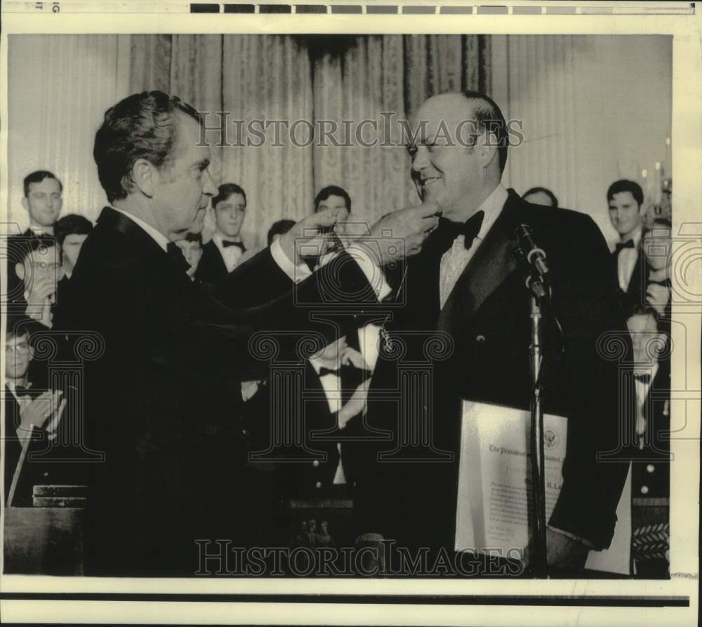 1974 Press Photo President Nixon presents Medal of Freedom to Secretary Laird