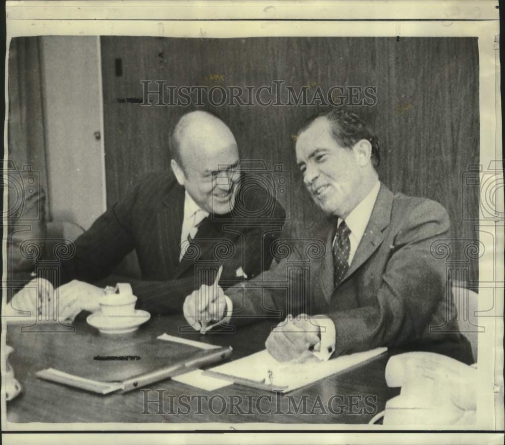 1970 Press Photo President Nixon & Secretary of Defense Melvin Laird talk