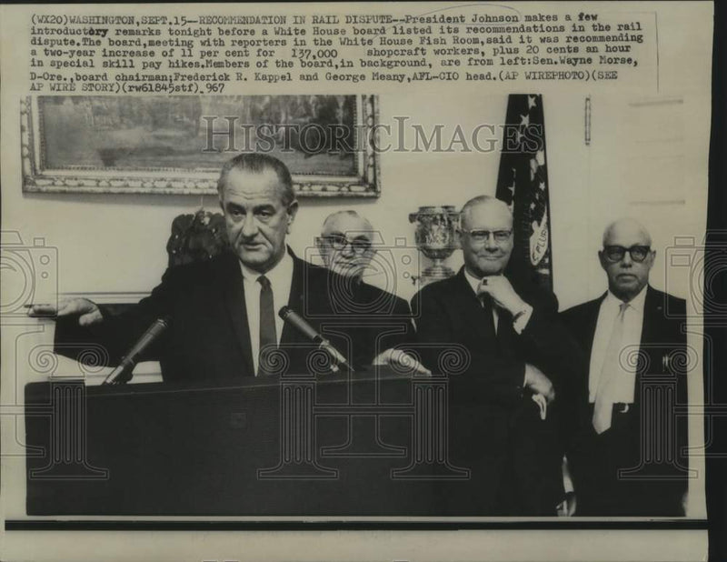 Load image into Gallery viewer, 1967 Press Photo President Johnson attends White House meeting on rail disputes
