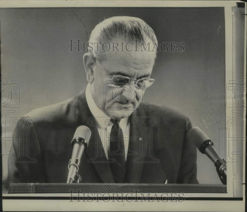 Load image into Gallery viewer, 1967 Press Photo President Johnson says Vietnam war policy unchanged
