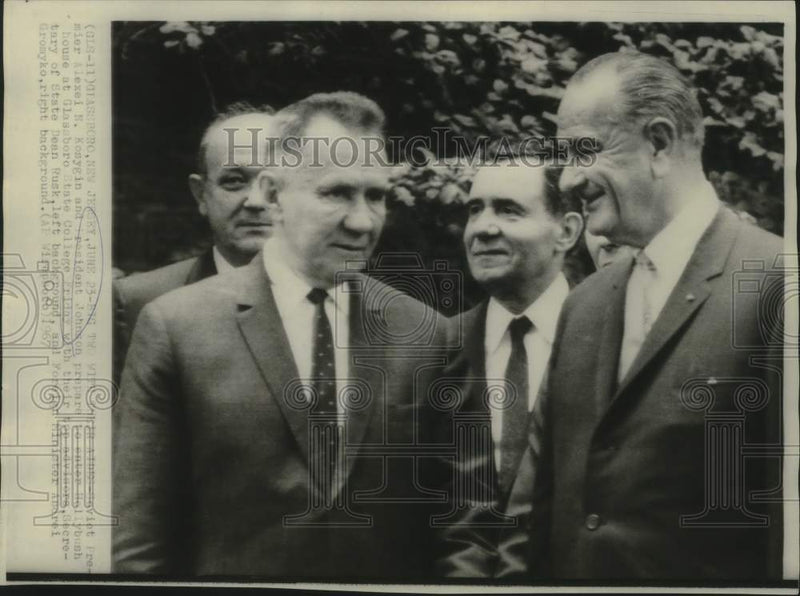 Load image into Gallery viewer, 1967 Press Photo Soviet Premiere Alexei Kosygin &amp; President Johnson in Glassboro

