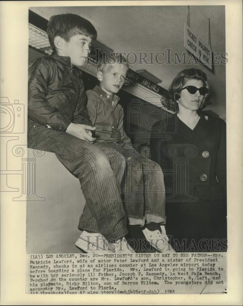 Load image into Gallery viewer, 1961 Press Photo Mrs. Patricia Lawford at Airlines Counter at Los Angeles
