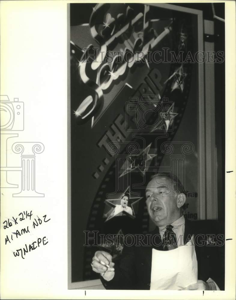 1992 Press Photo Rich and Famous host Robin Leach at the booth for Star Search