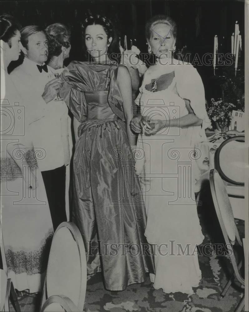 Load image into Gallery viewer, 1976 Press Photo Bernard and Mayril Lanvin of Paris - nop42384

