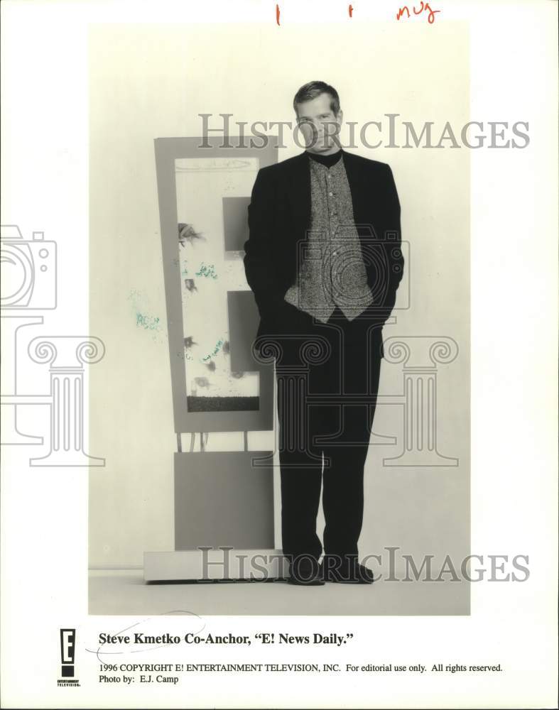 1996 Press Photo Steve Kmetko, co-anchor in &quot;E! News Daily&quot; - nop42453- Historic Images