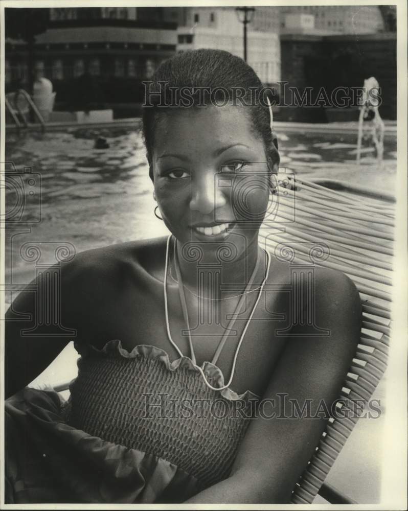 Load image into Gallery viewer, 1977 Press Photo Twanna Kilgore, sitting by the pool - nop42469
