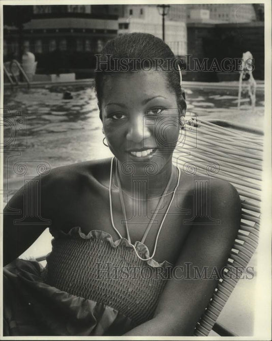 1977 Press Photo Twanna Kilgore, sitting by the pool - nop42469