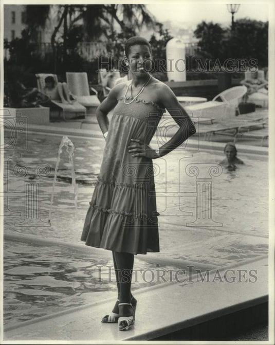 1977 Press Photo Twanna Kilgore, standing by the pool - nop42470