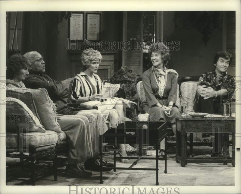 Load image into Gallery viewer, 1976 Press Photo Kelly Lange, Penny Marshall &amp; Dody Goodman on Take My Advice.
