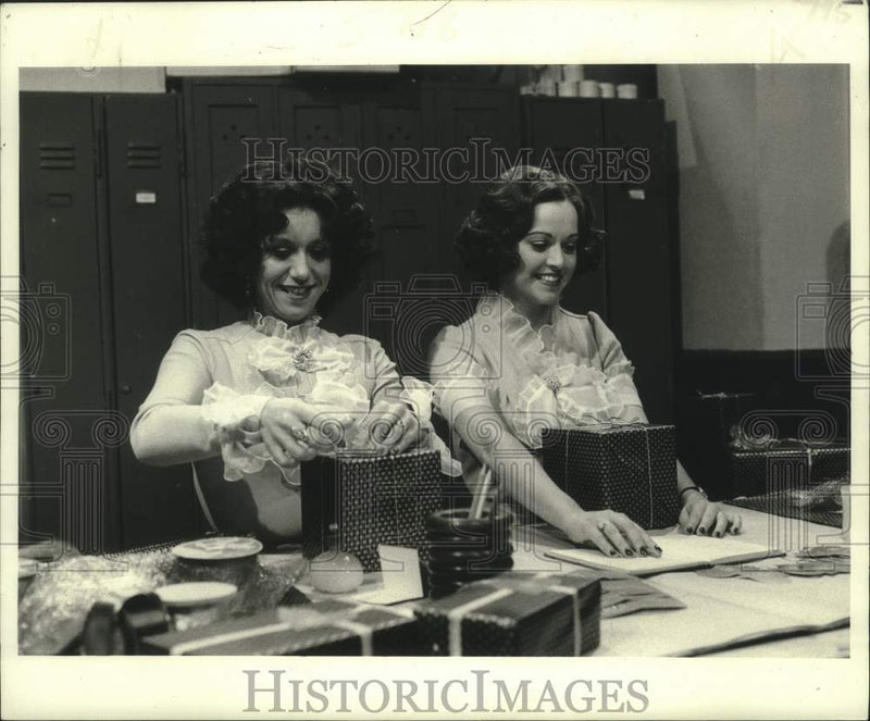 Load image into Gallery viewer, 1980 Press Photo Diane Langton &amp; Gemma Craven in PBS Musical "She Loves Me"
