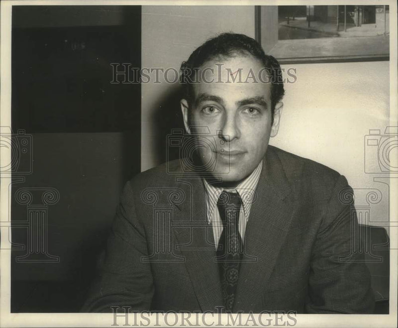 Load image into Gallery viewer, 1969 Press Photo Edward Klein at International House - nop43071
