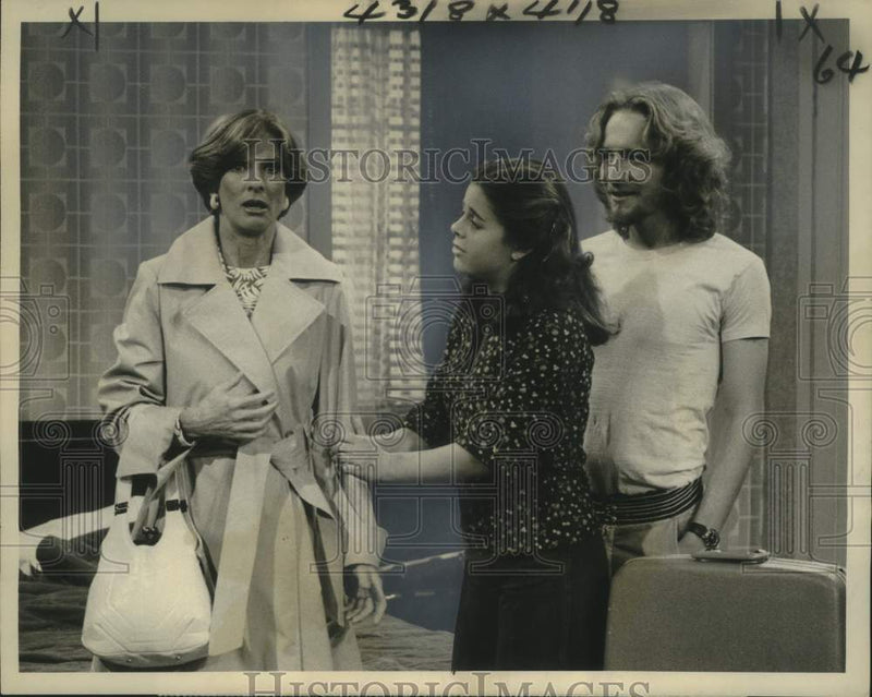 Load image into Gallery viewer, 1977 Press Photo Cloris Leachman, Lisa Gerritsen, Craig Wasson in "Phyllis"

