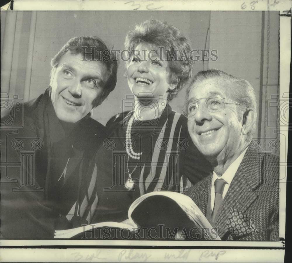 1969 Press Photo Robert Lansing and Geraldine Brooks with author Dore Schary