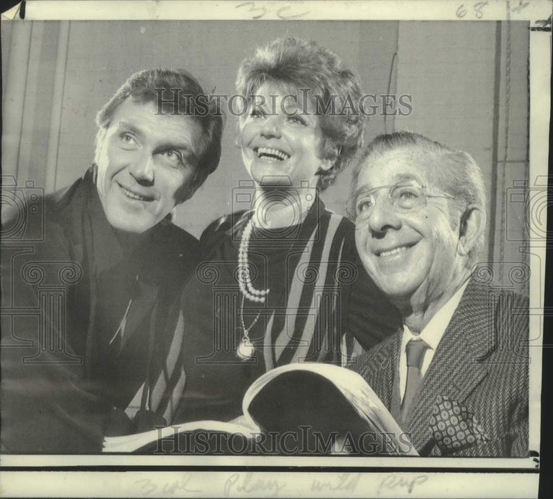 Load image into Gallery viewer, 1969 Press Photo Robert Lansing and Geraldine Brooks with author Dore Schary
