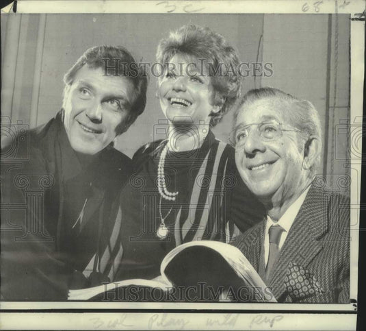 1969 Press Photo Robert Lansing and Geraldine Brooks with author Dore Schary