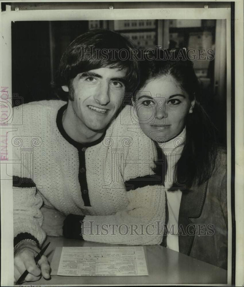 Load image into Gallery viewer, 1966 Press Photo Claudia Martin and Lord Timothy Hudson Obtain Marriage License
